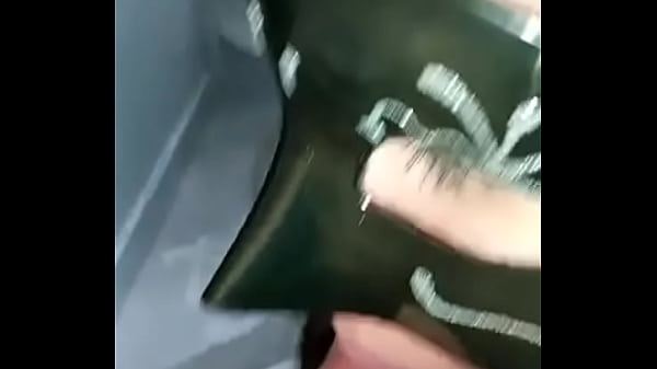 Chup&aacute;ndole la verga a mi novio hasta hacerlo venir 