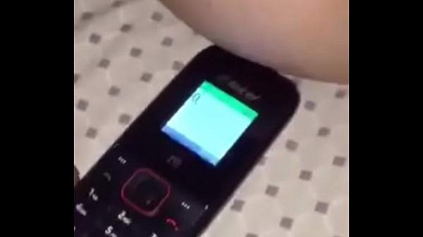 le meten el telefono (teen masturbate whit a phone)