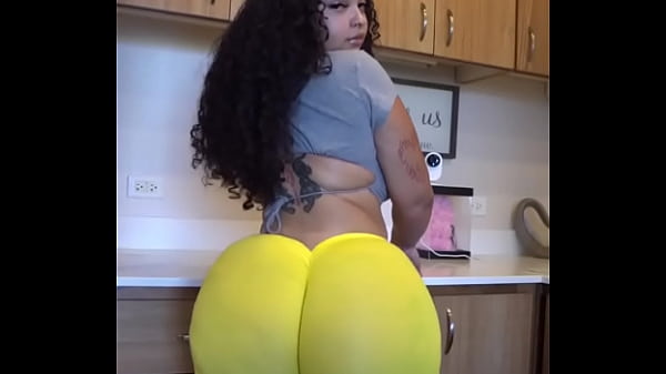 mujer culona le encanta mover el culo