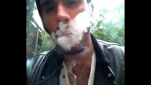 Lindo homem fumando 