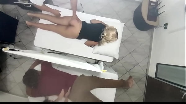 Masajes en Pareja Quedo Grabado Como La Esposa es Follada al Lado de su Marido