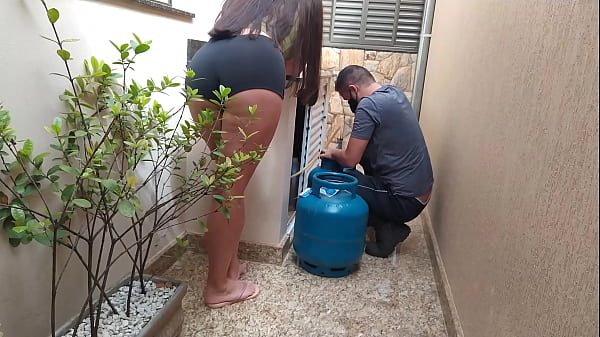 Esposa gostosa pediu g&aacute;s e fez sexo com o entregador de g&aacute;s - Completo no RED