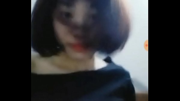 Em Trinh show h&agrave;ng