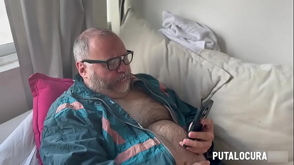 PutaLocura - Remigio contacta a una putita muy delgada para divertirse y la folla muy guarro