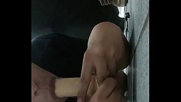 novinho bundudo chupando e sentando no consolo  