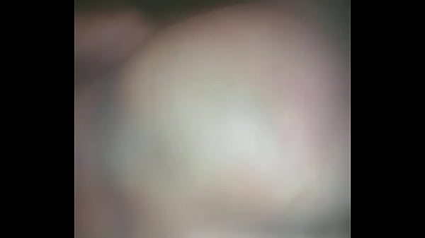 Beny me mete la verga yo empinado y &eacute;l sentado en la cama  