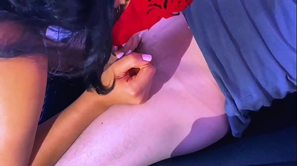 La madre de su amiga ten&iacute;a un cuerpo exuberante que lo hac&iacute;a desearla con pasi&oacute;n, y no pod&iacute;a evitar fantasear con tenerla en su cama.  