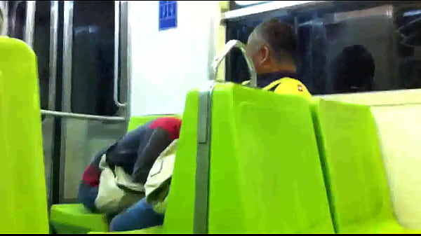 Mamando en el metro