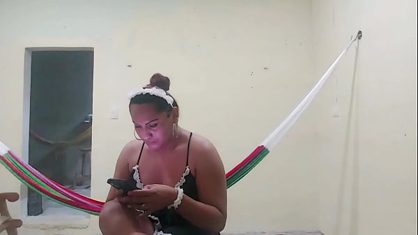 Muchacha dom&eacute;stica folla con el joven 