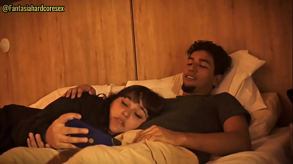 Me acoste en el regazo de mi hermanastro y el no tuvo piedad ante mi y se vino en mi garganta