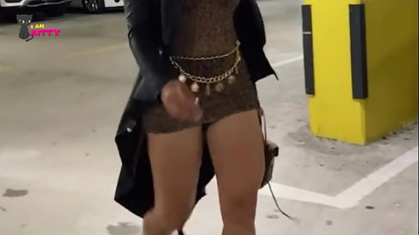 I AM KITTY La esposa sigui&oacute; neg&aacute;ndose, pero su esposo continu&oacute; foll&aacute;ndola