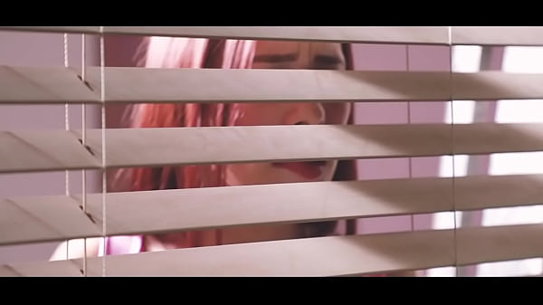 Mi hermanastra me descubre masturb&aacute;ndome y me pide que la folle