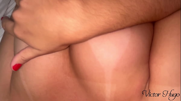 Gostosa exibindo sua buceta greluda