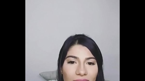 chica camiseta mojada