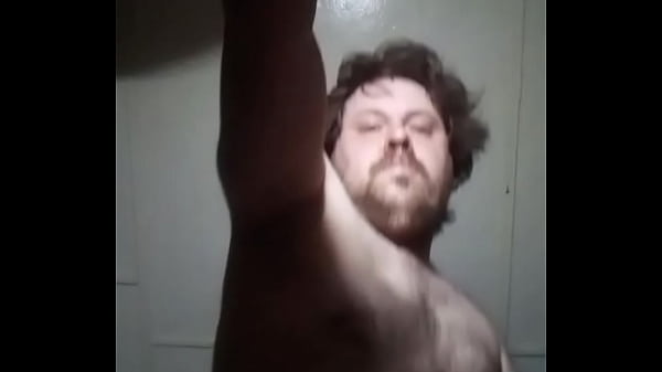 Съёмка снизу: дрочка крупного члена! Промежность крупным планом! Гей мастурбирует на камеру!  