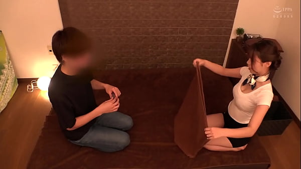 自分に少し贅沢なご褒美をと、メンズエステ店に入ってみた。現れたエステ嬢は優し気でちょっとエロく、この上ないご褒美！ドキドキしながら身を委ねていたら、乳首を執拗にこねくり回され下腹部を擦り付けまくられ&hellip;今、目の前に騎乗位でピストン運動をするお姉さんがいます。結果、中で3回放出！！  