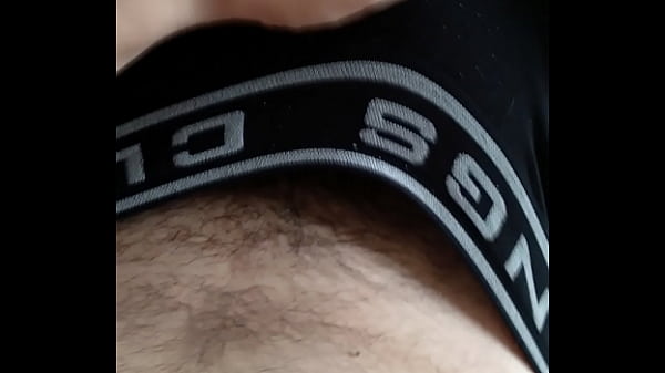 Tirando a rola da cueca