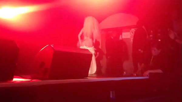 Lady-Gaga-Tirando-Roupa-Show  