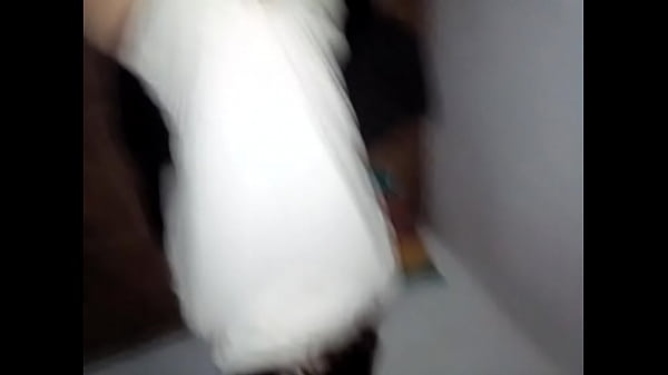 Me pongo a tomar con mi prima y la caliento y me la cogo de a perrito  