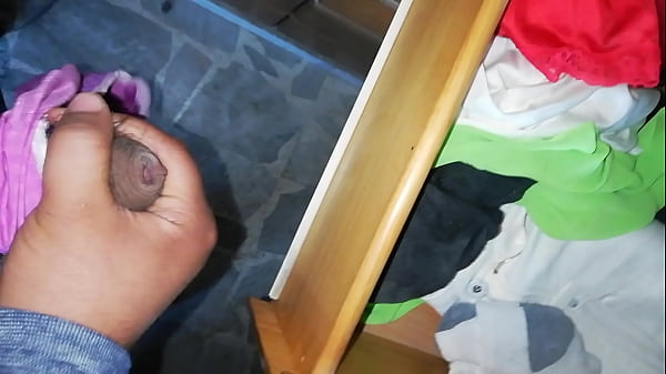 Chorros en calz&oacute;n de la putita de mi t&iacute;a espiando su caj&oacute;n