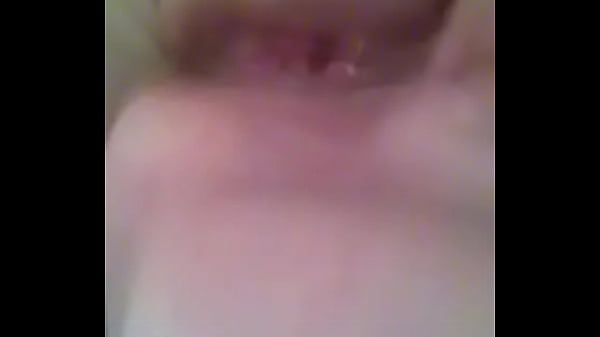 Madura se masturba con su celular 