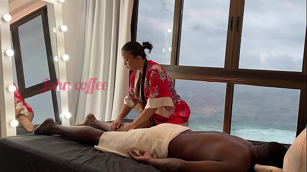 Massagista asi&aacute;tica deixa cliente gozar dentro