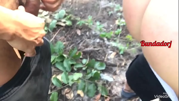 Dando na praia da reserva rj pra dois caras um filma e outro mete hehe