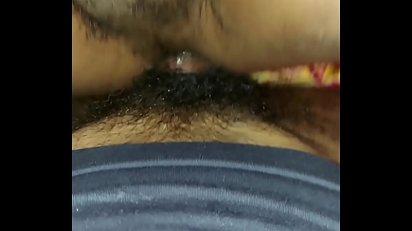 Un flaco me ensucia la verga con su y me chorreo en su abdomen