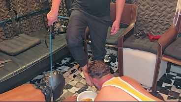 Dominador Pisa e Esmaga Comida para Submissos Devorarem do Ch&atilde;o. Comendo como c&atilde;es. Fetiche de Humilha&ccedil;&atilde;o Extrema! 