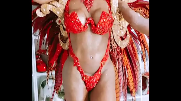 Lav&iacute;nia trans dotada  em seu ensaio  fotogr&aacute;fico  com fantasia  luxuosa