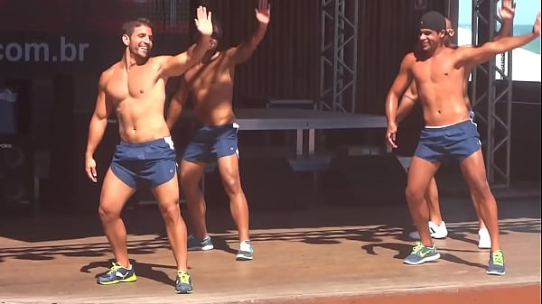 homens gostosos dan&ccedil;ando  