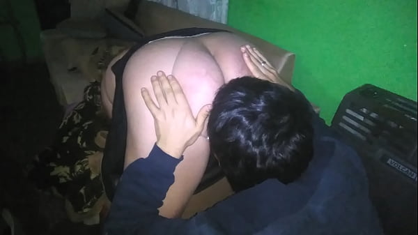 le corro la tanga y le mamo la cola y la concha a mi pareja