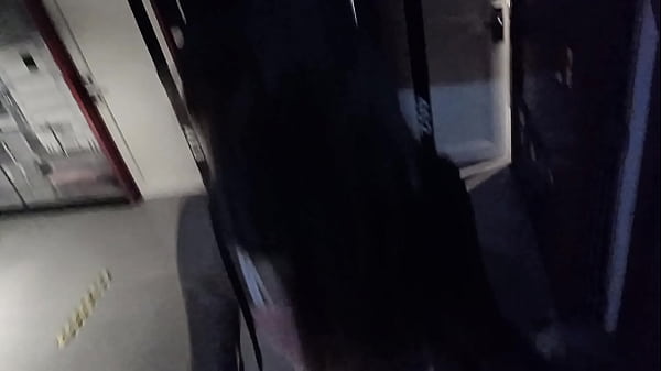 Kinesiologa cari&ntilde;osa queda satisfecha con un cliente por primera vez y le quiere pagar a &eacute;l por coger la delicioso  