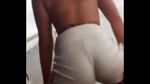 Rebolando pra excitar voc&ecirc;s!  