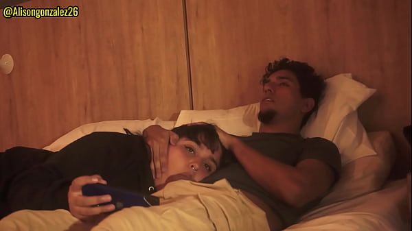 Mi hermanastro metio su pene en mi boca sin que yo me de cuenta y me gusto