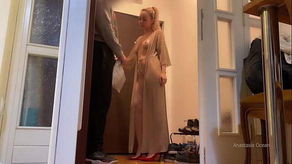 I gave a blowjob to a delivery guy and got a facecum a while my husband was at work.