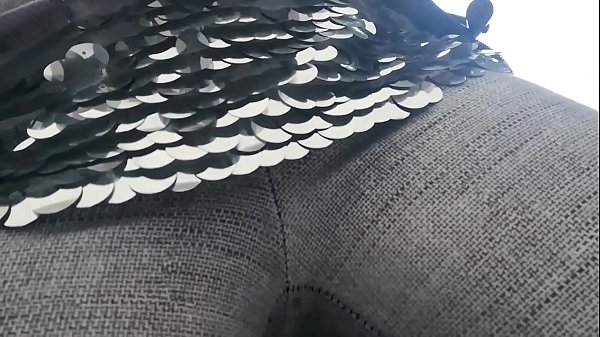 Public flashing dei miei grossi seni e piscio a pi&ugrave; non posso dentro ai miei pantaloni di yoga, sei pronto a godere?