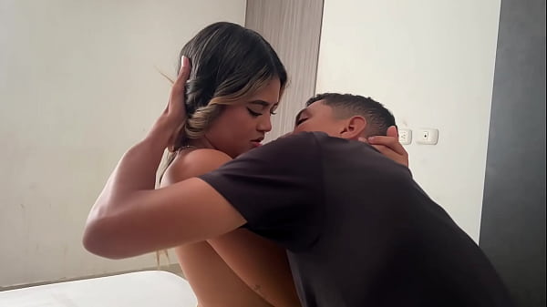 Comi&eacute;ndome el co&ntilde;o de mi hermanastra a cambio de un favor