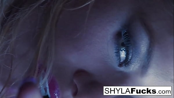 Blonde babe has some fun