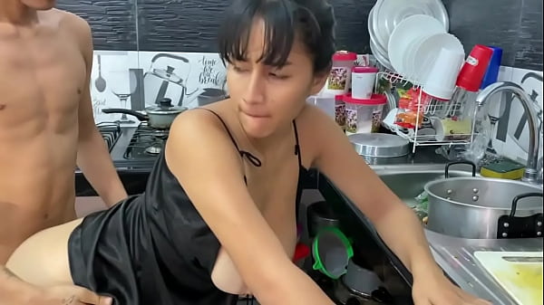 mi hermanastro llega a casa y a ver que estoy sola me folla muy rico el co&ntilde;o