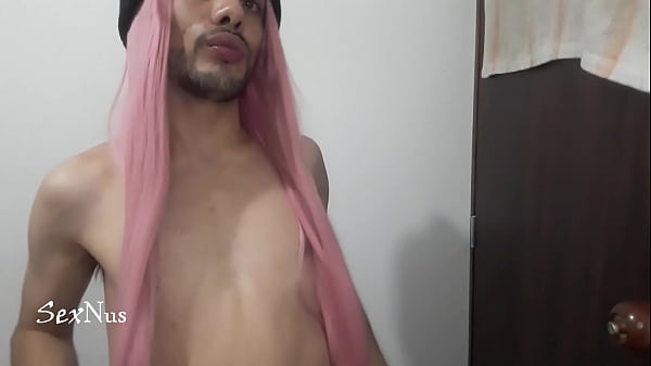 Peluca rosada en hombre con baile 