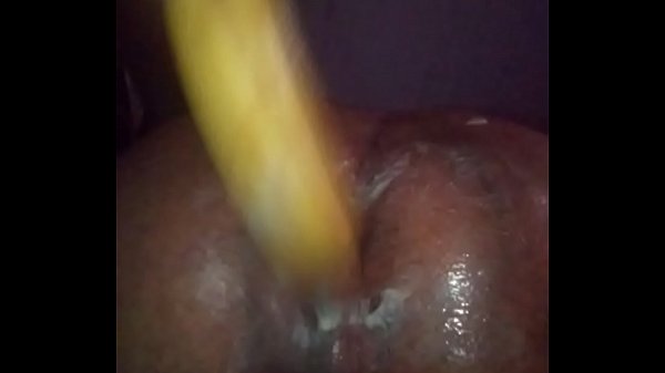 Masturbaci&oacute;n anal con banana  