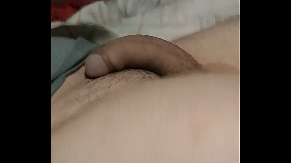 Pegando na rola do primo deitado na minha cama