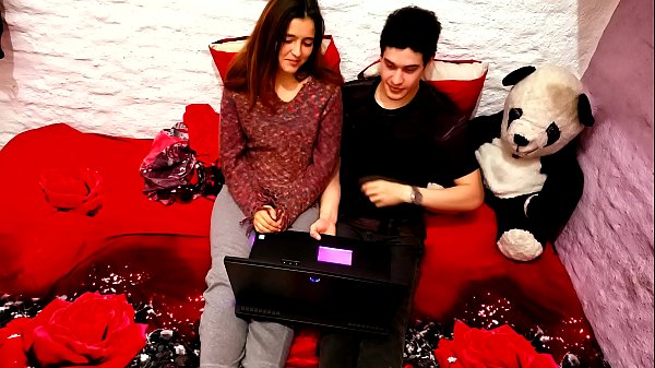 Mir&aacute;bamos una pel&iacute;cula rom&aacute;ntica en netflix y nos enamoramos teniendo sexo en su cama