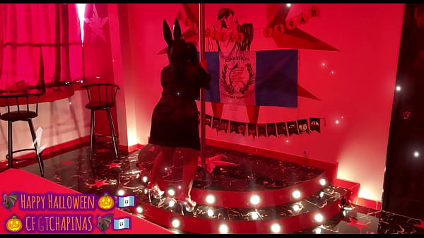Guatemalteca hermosa de conejita playboy hace ESTRIPTIS por Halloween