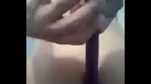 Pasivo jovencito frotando escoba en el culo  