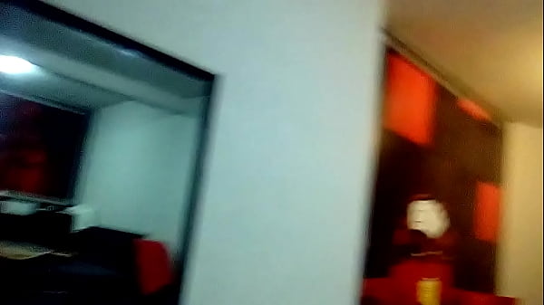 con una morrita de 18 frente al espejo en el hotel