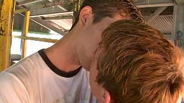 Dando pro amigo no galp&atilde;o