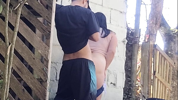 Meu marido saiu e me deixou receber o pedreiro sozinha para um or&ccedil;amento