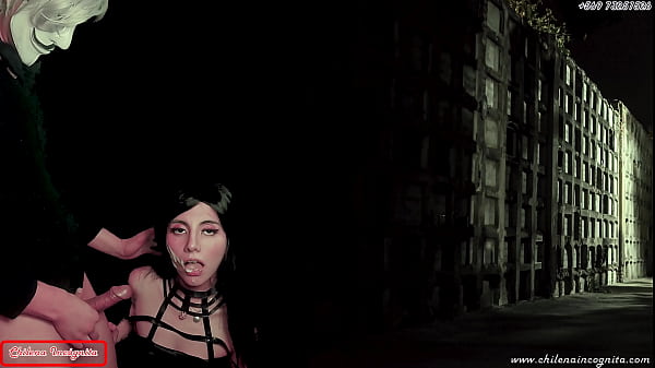 Pareja folla en cementerio bien rico